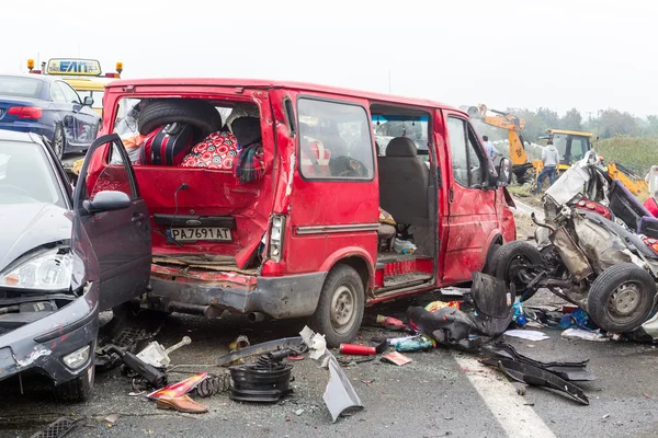 Großer LKW krachte in mehrere Autos und vier Menschen wurden getötet — Stockfoto