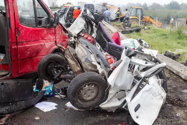 Camión grande se estrelló contra un número de coches y 4 personas fueron asesinadas —  Fotos de Stock