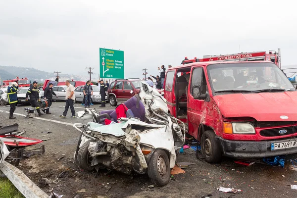 Gros camion s'est écrasé dans un certain nombre de voitures et 4 personnes étaient kil — Photo