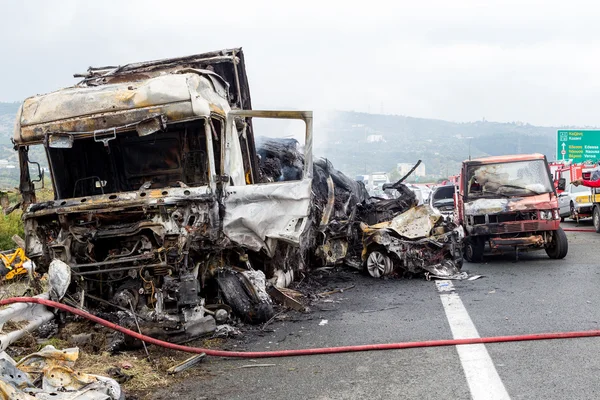 Большой грузовик врезался в несколько автомобилей, погибли 4 человека — стоковое фото