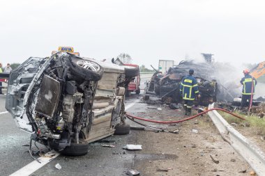  büyük kamyon araba sayısı çöktü ve kil 4 kişi vardı