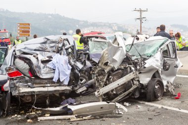  büyük kamyon araba sayısı çöktü ve kil 4 kişi vardı