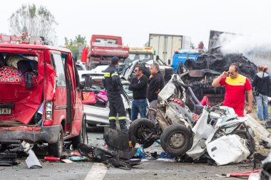  büyük kamyon araba sayısı çöktü ve kil 4 kişi vardı