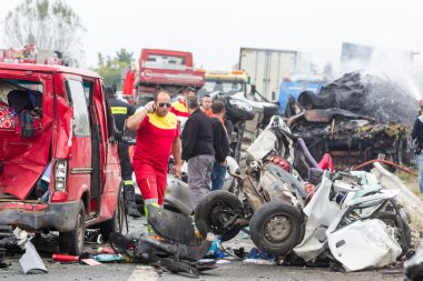  büyük kamyon araba sayısı çöktü ve kil 4 kişi vardı