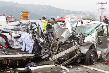  büyük kamyon araba sayısı çöktü ve kil 4 kişi vardı