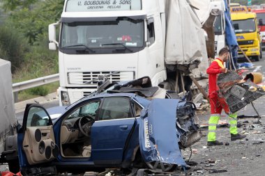  büyük kamyon araba sayısı çöktü ve kil 4 kişi vardı