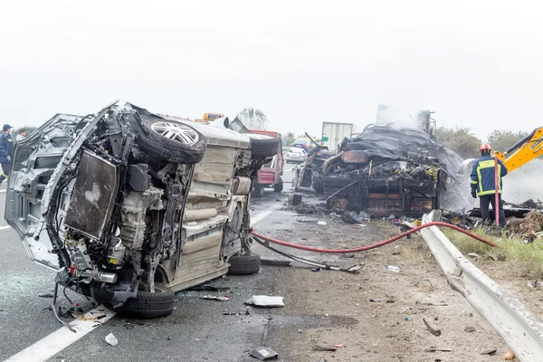 Большой грузовик врезался в несколько автомобилей, погибли 4 человека — стоковое фото