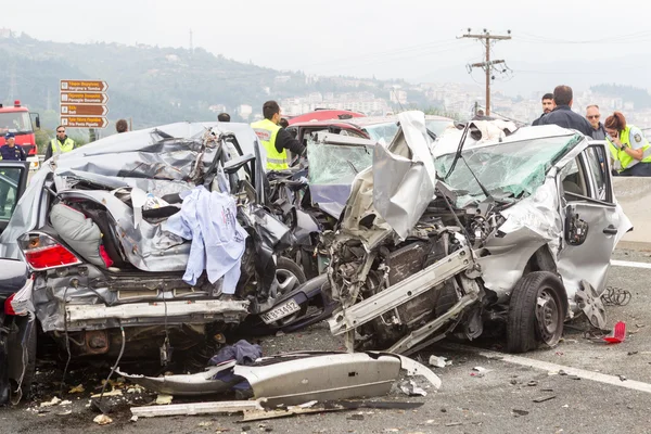 बड़े ट्रक कारों की एक संख्या में दुर्घटनाग्रस्त हो गया और 4 लोग किलो थे — स्टॉक फ़ोटो, इमेज
