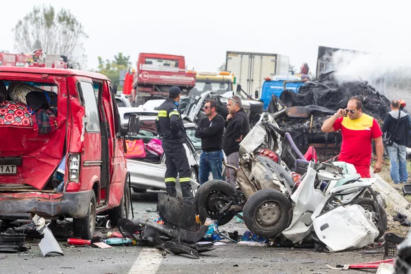 Großer LKW krachte in mehrere Autos und vier Menschen wurden getötet — Stockfoto