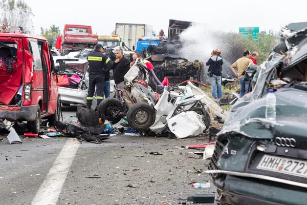Großer LKW krachte in mehrere Autos und vier Menschen wurden getötet — Stockfoto