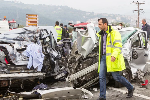 Grote vrachtwagen crashte in een aantal auto's en 4 personen waren kil — Stockfoto