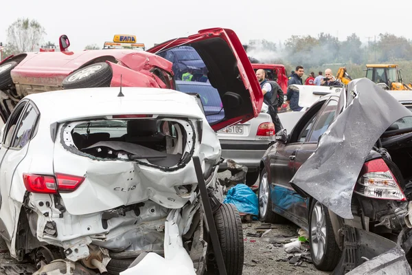 Grote vrachtwagen crashte in een aantal auto's en 4 personen waren kil — Stockfoto