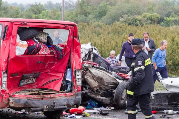 Большой грузовик врезался в несколько автомобилей, погибли 4 человека — стоковое фото