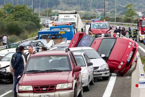 Gros camion s'est écrasé dans un certain nombre de voitures et 4 personnes étaient kil — Photo