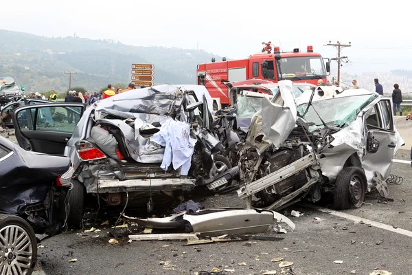 Gros camion s'est écrasé dans un certain nombre de voitures et 4 personnes étaient kil — Photo