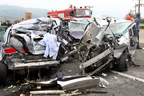 Grande camion si è schiantato contro un certo numero di auto e 4 persone sono state uccise — Foto Stock