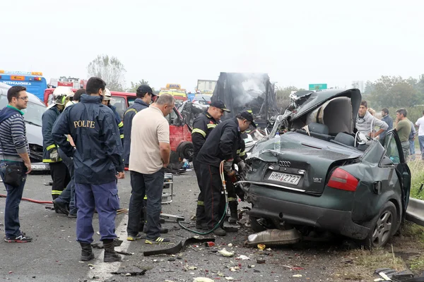 Large truck crashed into a number of cars and 4 people were kil — Stock Photo, Image