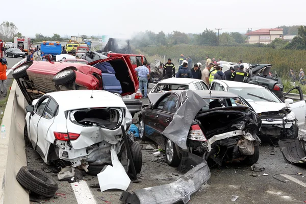 Grande caminhão caiu em um número de carros e 4 pessoas foram kil — Fotografia de Stock