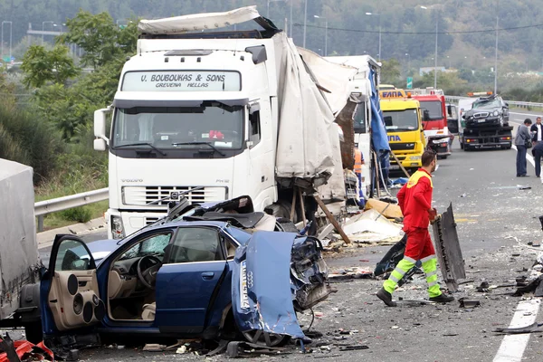 Grote vrachtwagen crashte in een aantal auto's en 4 personen waren kil — Stockfoto