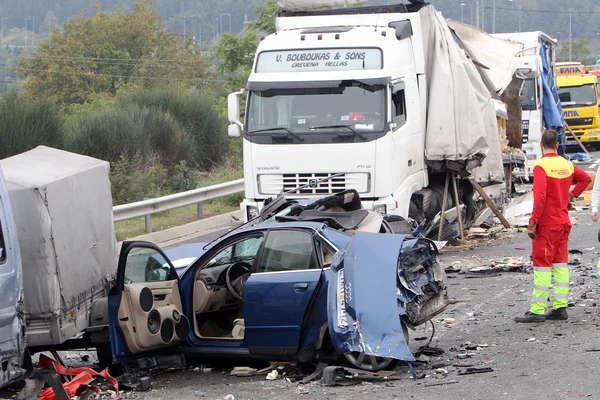 Großer LKW krachte in mehrere Autos und vier Menschen wurden getötet — Stockfoto