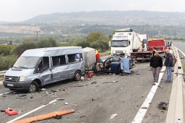  büyük kamyon araba sayısı çöktü ve kil 4 kişi vardı