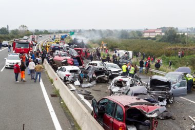  büyük kamyon araba sayısı çöktü ve kil 4 kişi vardı