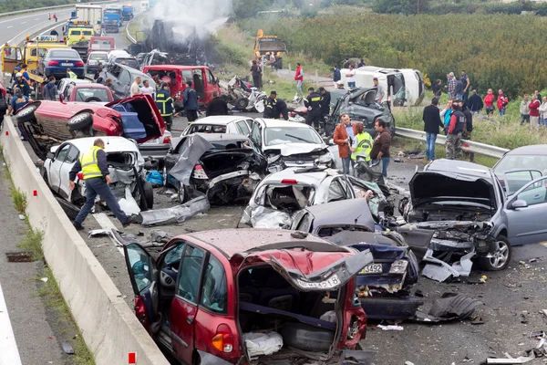 Stor lastbil styrtede ind i en række biler og 4 personer var kil - Stock-foto