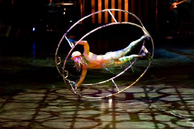 Performanslar Cirque du Soleil 'in' Quidamm 'şovunda ip atlıyorlar. 
