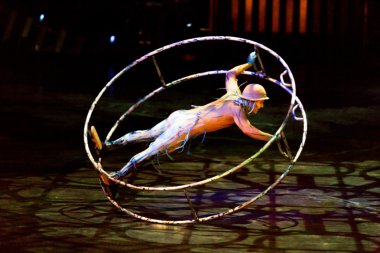 Performanslar Cirque du Soleil 'in' Quidamm 'şovunda ip atlıyorlar. 