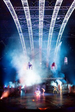 Performanslar Cirque du Soleil 'in' Quidamm 'şovunda ip atlıyorlar. 