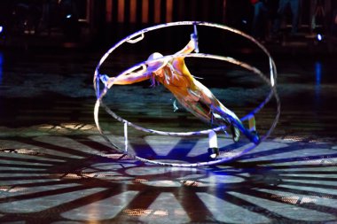 Performanslar Cirque du Soleil 'in' Quidamm 'şovunda ip atlıyorlar. 