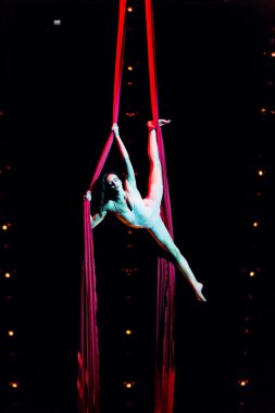 Performanslar Cirque du Soleil 'in' Quidamm 'şovunda ip atlıyorlar. 