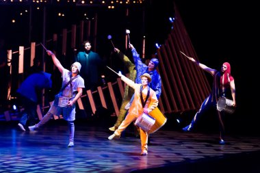 Performanslar Cirque du Soleil 'in' Quidamm 'şovunda ip atlıyorlar. 