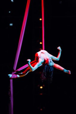 Performanslar Cirque du Soleil 'in' Quidamm 'şovunda ip atlıyorlar. 