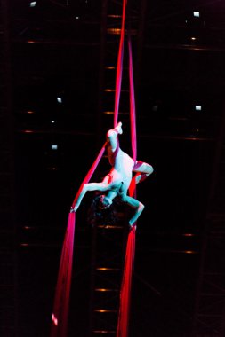 Performanslar Cirque du Soleil 'in' Quidamm 'şovunda ip atlıyorlar. 