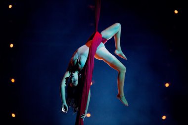 Performanslar Cirque du Soleil 'in' Quidamm 'şovunda ip atlıyorlar. 