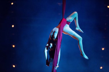 Performanslar Cirque du Soleil 'in' Quidamm 'şovunda ip atlıyorlar. 