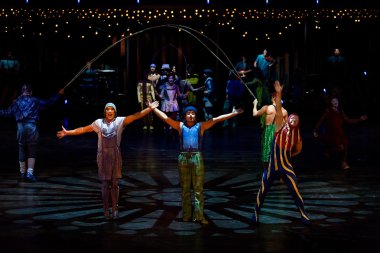 Performanslar Cirque du Soleil 'in' Quidamm 'şovunda ip atlıyorlar. 