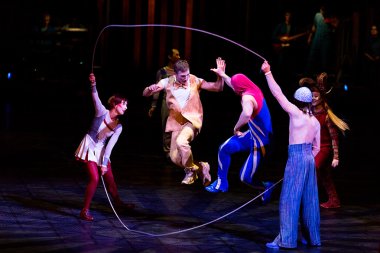 Performanslar Cirque du Soleil 'in' Quidamm 'şovunda ip atlıyorlar. 