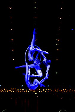 Performanslar Cirque du Soleil 'in' Quidamm 'şovunda ip atlıyorlar. 