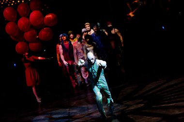 Performanslar Cirque du Soleil 'in' Quidamm 'şovunda ip atlıyorlar. 