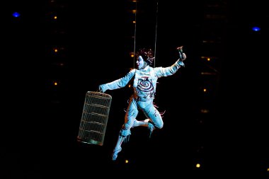 Performanslar Cirque du Soleil 'in' Quidamm 'şovunda ip atlıyorlar. 