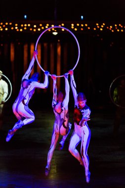 Performanslar Cirque du Soleil 'in' Quidamm 'şovunda ip atlıyorlar. 