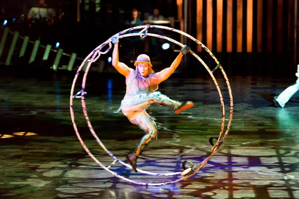 Исполнители, пропускающие канат на шоу Cirque du Soleil "Quidam.com" — стоковое фото