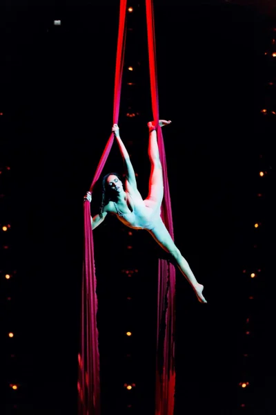 Исполнители, пропускающие канат на шоу Cirque du Soleil "Quidam.com" — стоковое фото