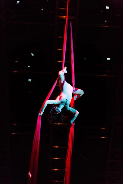 Исполнители, пропускающие канат на шоу Cirque du Soleil "Quidam.com" — стоковое фото