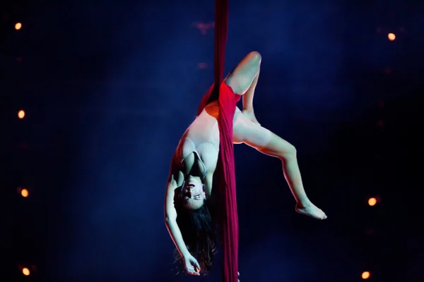 Optrædende springer over Rope på Cirque du Soleil 's show' Quidam ' - Stock-foto