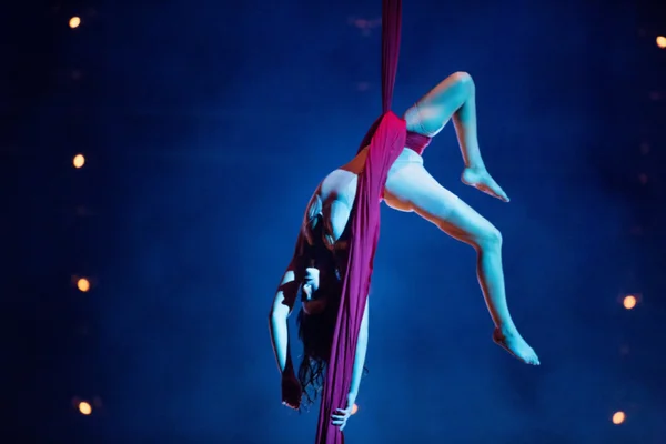 Performanslar Cirque du Soleil 'in' Quidamm 'şovunda ip atlıyorlar. — Stok fotoğraf
