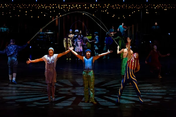 Artistas pulando corda no show do Cirque du Soleil 'Quidam' — Fotografia de Stock