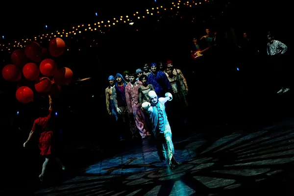 Performanslar Cirque du Soleil 'in' Quidamm 'şovunda ip atlıyorlar. 